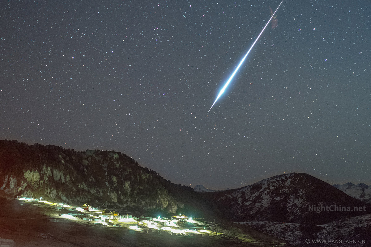 寺院上空的火流星 – 夜空中国