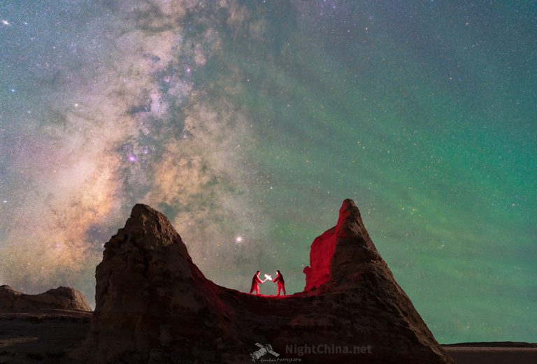 银河与气辉的巅峰对决 – 夜空中国