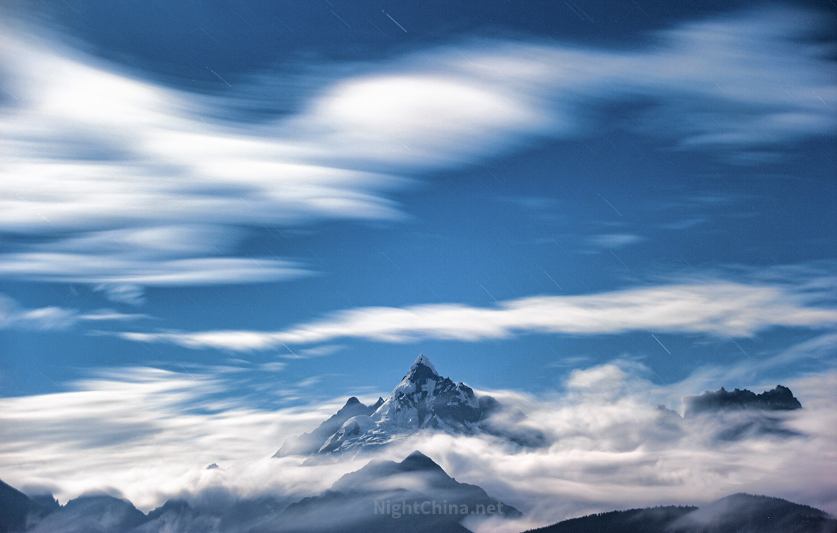 梅里雪山下的月光星轨 夜空中国