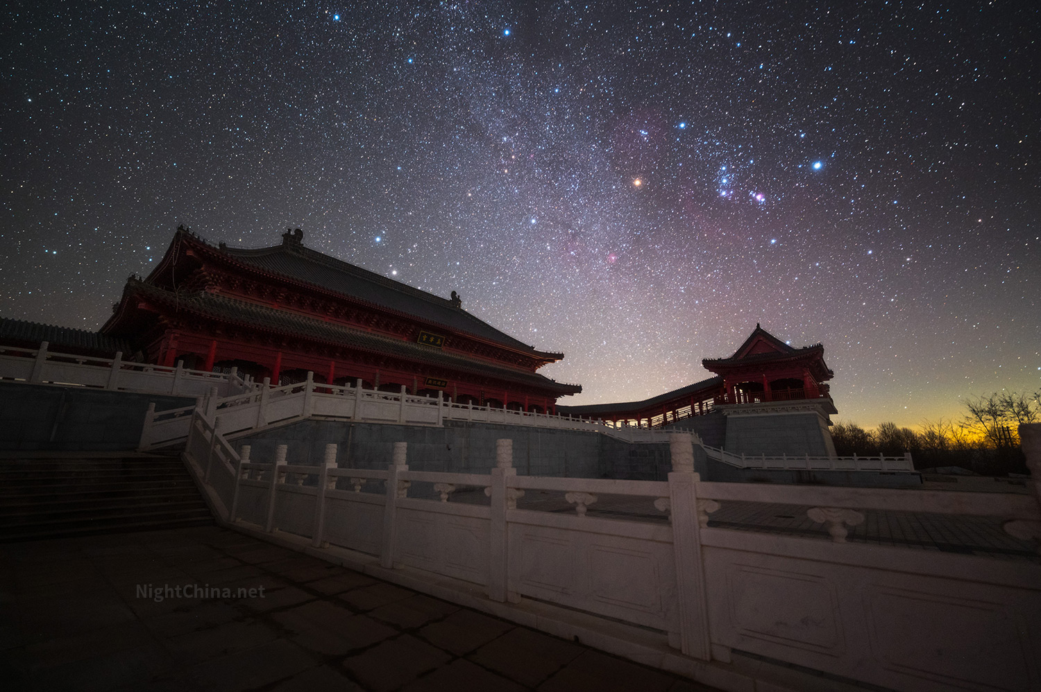 古代宫殿与星辰遥相呼应 – 夜空中国