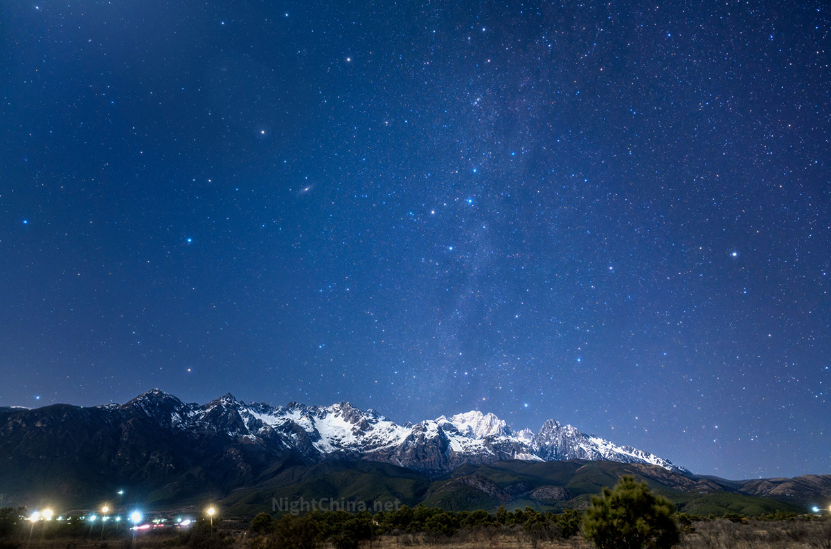 月色下的玉龙雪山 夜空中国