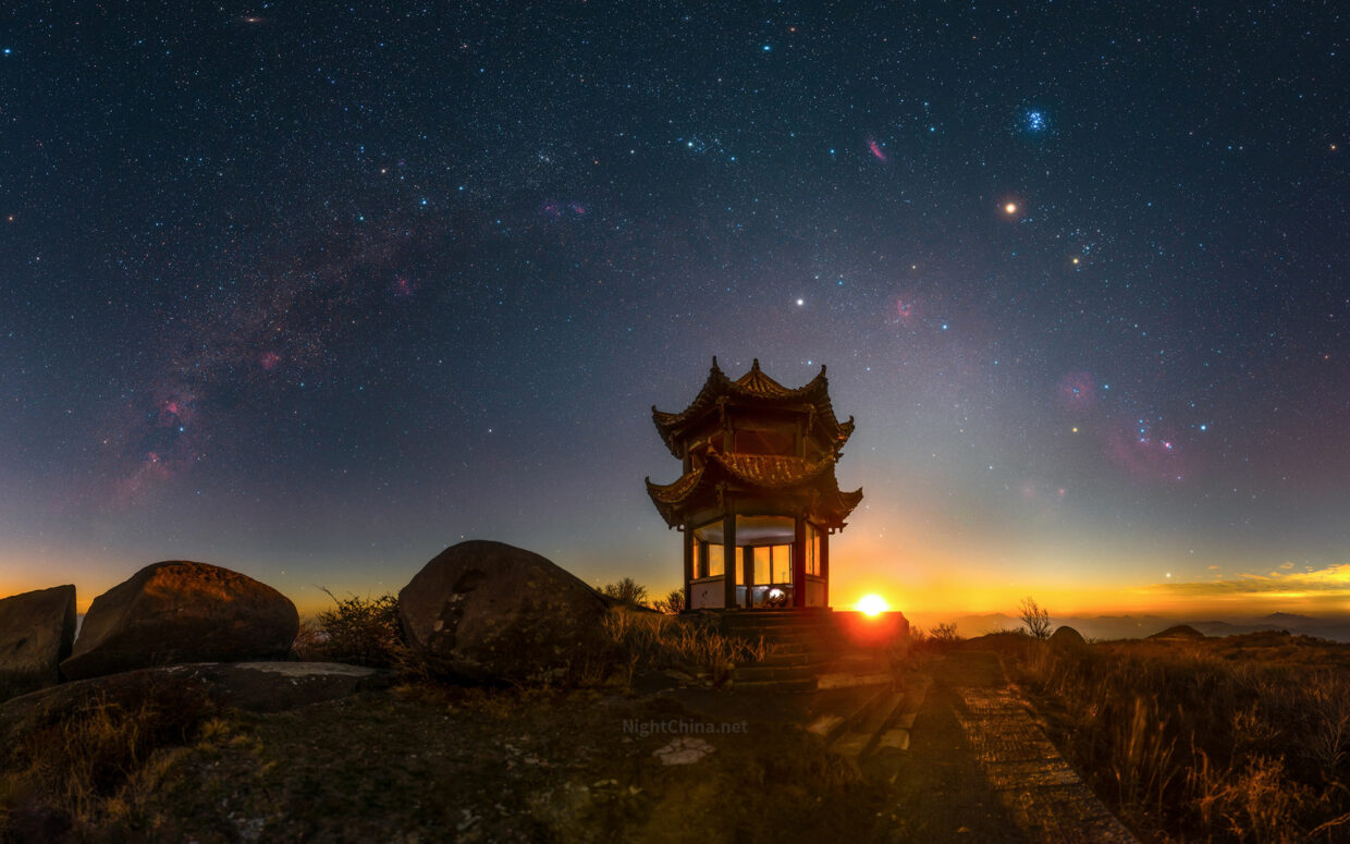 蓝调时刻的月出 – 夜空中国