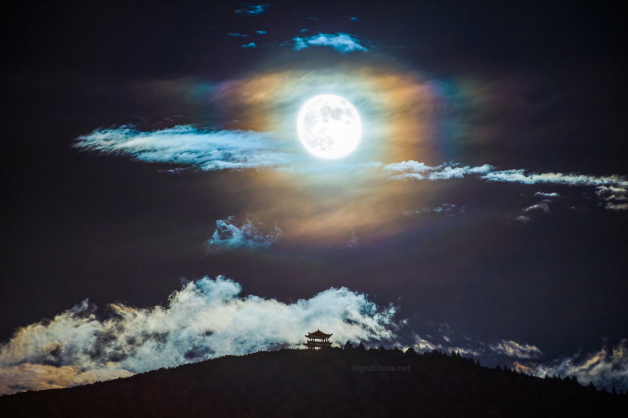 彩云追月 – 夜空中国